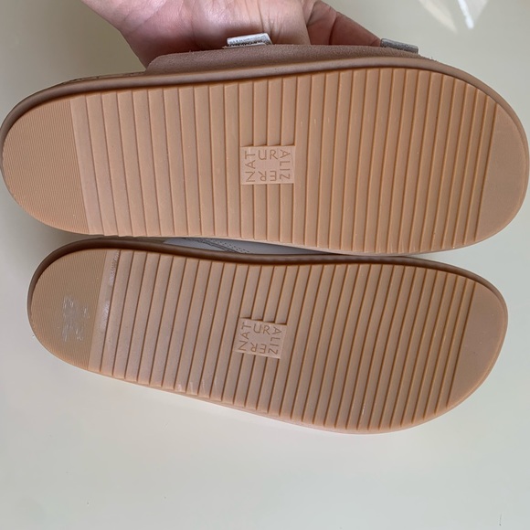 NWT- NATURALIZER MADIGAS SLIDES - Picture 5 of 7